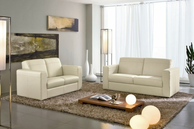Stehlampe-Gemälde-brauner-Teppich-zweiteiliges-Sofa-Set