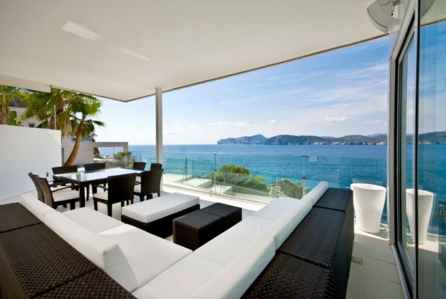 Überdachte-Terrasse-mit-Meerblick-Rattan-Sitzmöbel-atemberaubendes-Ambiente