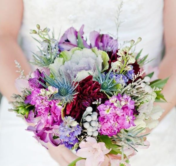 Üppiger-Blumenstrauß-verschiedene-Blumenarten-Ideen-Hochzeit-Mode-2014