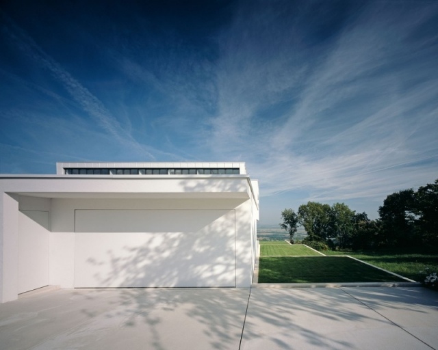 Architektenhaus-aus-Beton-nachhaltiger-Luxus-Garage-Weiß