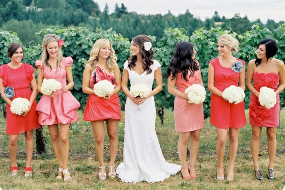 Auf-dem-Weinfeld-Pinke-Farbe-verschiedene-Modelle-Brautjunfern-Mode