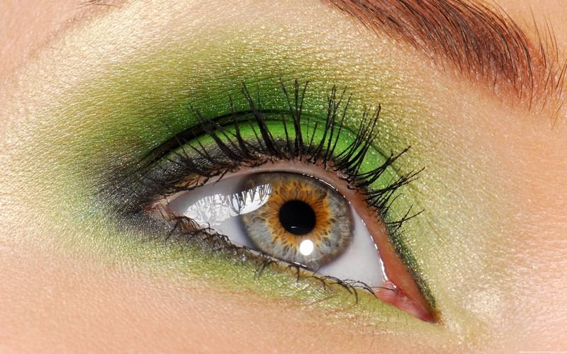Augen-Make-up-gruene-Lidschatten-Kajal-auftragen
