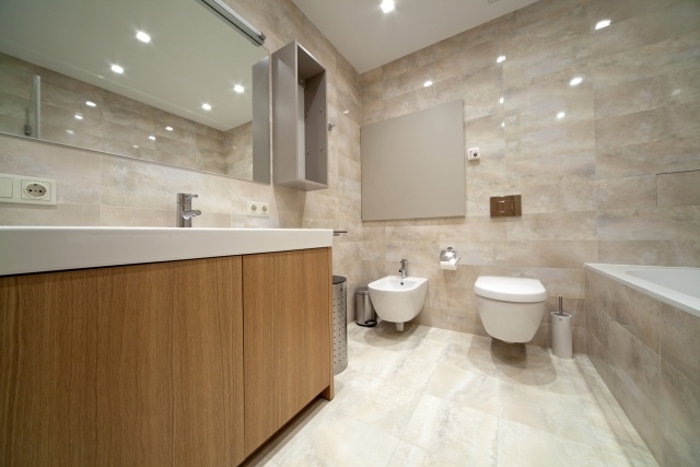 Badezimmer-Wand-Boden-Keramikfliesen-glatte-Glasur-der-Oberfläche-Holzmöbel
