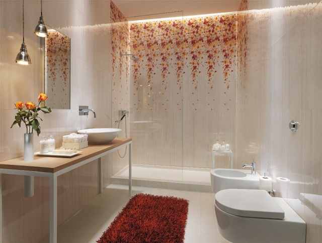 Badezimmer-Wand-dekoriert-farbprächtige-Fliesen-glänzend-Cielo