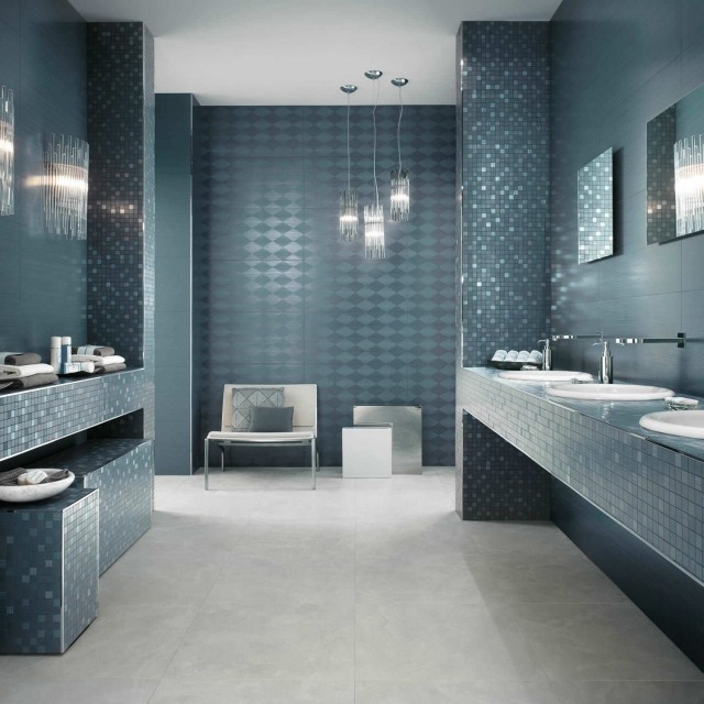 Badezimmer-Wandgestaltung-Fliesen-Mosaike-Blau-Luxus-Pendelleuchten