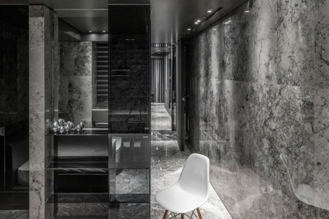 Badezimmer gestalten moderne Möbel Natursteinwand Marmor