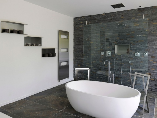 Badezimmer-verspielte-Gestaltung-Kontrastfarben-freistehende-wanne