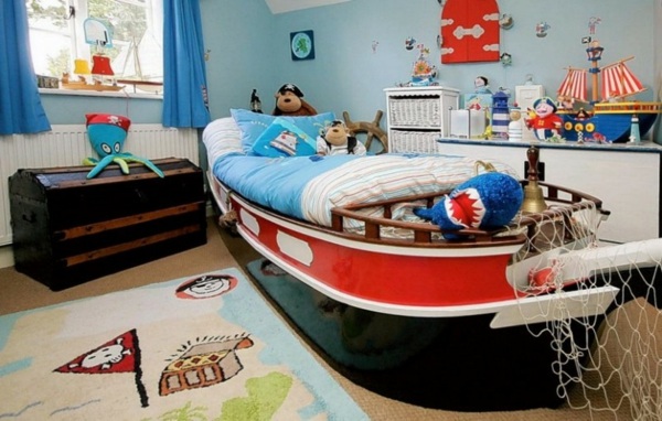 Bett-in-Form-eines-Bootes-Kuscheltiere-Schatzkiste