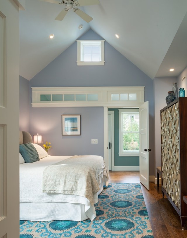 Blauer-Anstrich-sorgt-für-ruhigen-Schlaf-Zimmer-mit-Satteldach