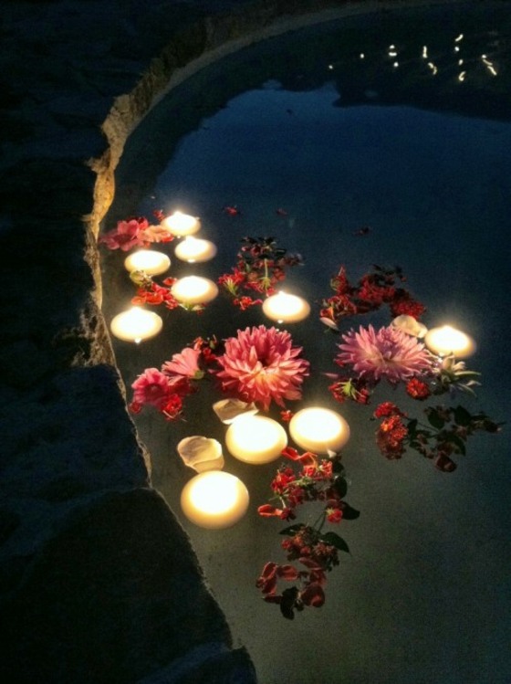 Blumen-im-Wasser-bei-Abendlicht-mit-gezündeten-Kerzen