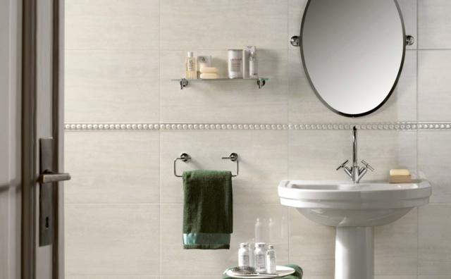 Handtuch-klassisches-Waschbecken-mit-rundem-Spiegel