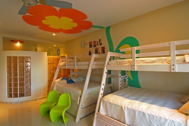 Dekorationsmöglichkeiten-Kinderzimmer-Decke-riesengroße-Blume-malen