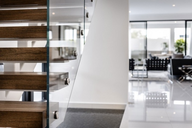 Design-Treppen-Holzstufen-Geländer-aus-Glas-minimalistisch