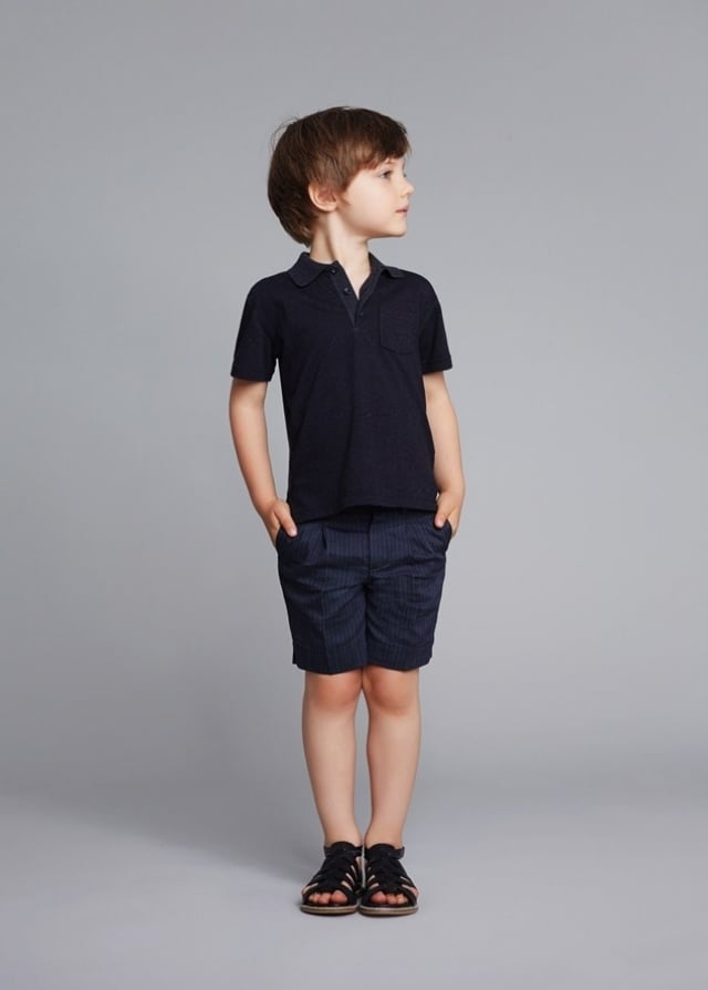 Dolce-&-Gabbana-schwarz-Poloshirt-mit-Tasche-Sandalen-gerade-geschnittene-Hose-Jungs