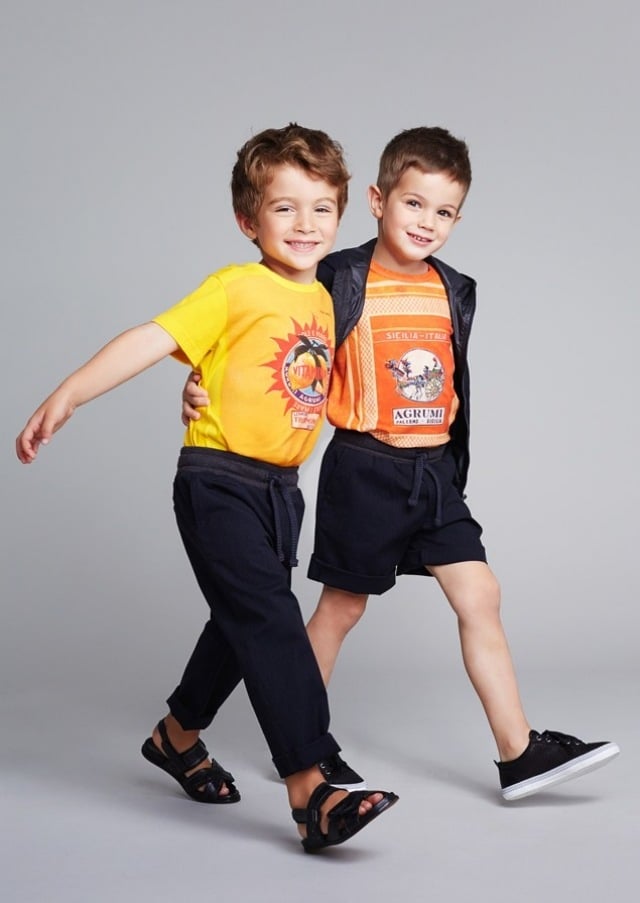 Dolce-Gabbana-sommer-hose-mit-schnüren-fröhliche-kindermuster-shirts
