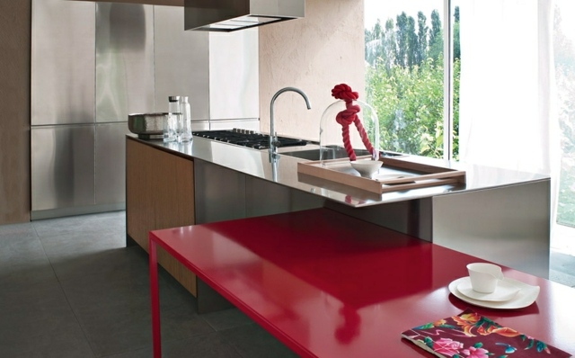 Edelstein-Hochglanz-Küche-mit-Rotem-Tisch