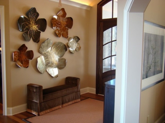 Eingangstür-Flur-mit-Wanddeko-Blumenmuster