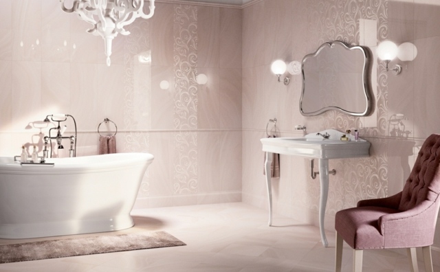 wellenförmiger-Spiegel-klassisches-Badezimmer-cremeweiße-Rosé-Farben-Fliesen