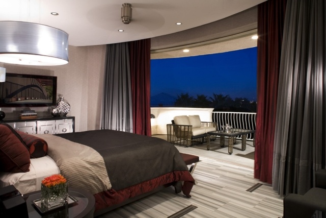 Elegante-Gardinen-rot-schwarz-puristische-Designelemente-Schlafzimmer