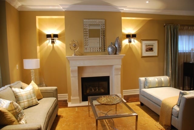 Farbgestaltung-im-wohnzimmer-wände-in-ocker-streichen-akzentbeleuchtung