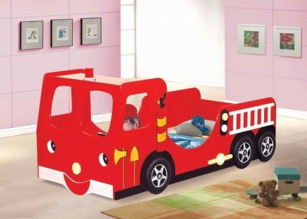 Feuerwehr-Auto-als-Bett-für-Jungen