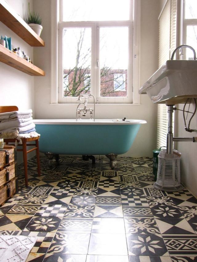 Fliesen-Puzzle-Badezimmer-Ideen-schwarz-weiß-florale-motive-dekor