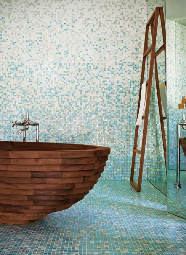 Fliesengestaltung-im-Badezimmer-Mosaike-harmonische-farb-übergänge