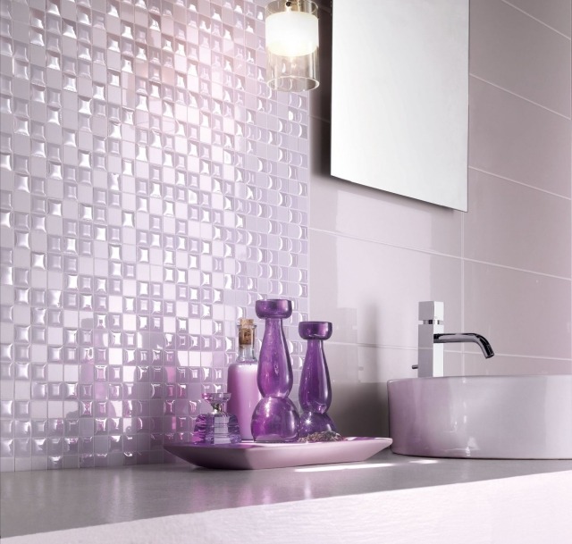 Fliesengestaltung-im-Badezimmer-Waschtischbereich-dezent-rosa-mosaik-glasfliesen