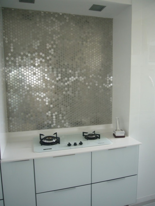 Fliesenspiegel-Küchengestaltung-ideen-hexagonale-Wandfliesen-metallisch-glänzend