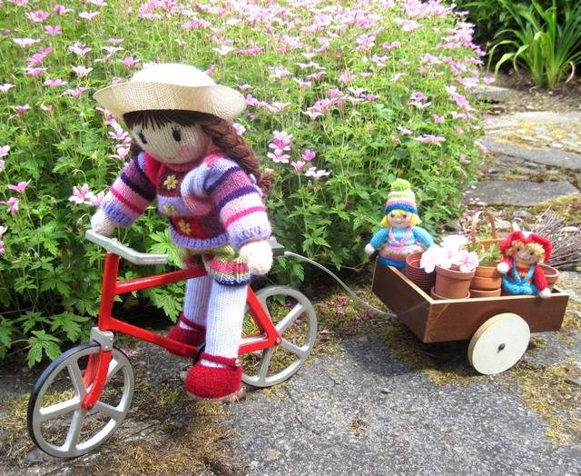 Fahrrad Gartenfiguren Puppen Schubkarre