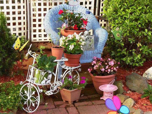 schöne gemütliche Sitzecke Fahrrad Blumentopf