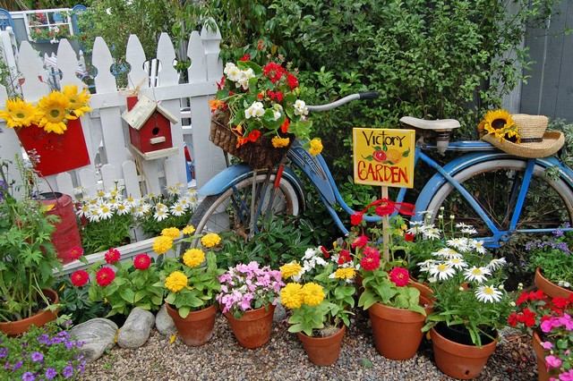 Blumentöpfe altes Fahrrad bepflanzen Futterhaus Vögel