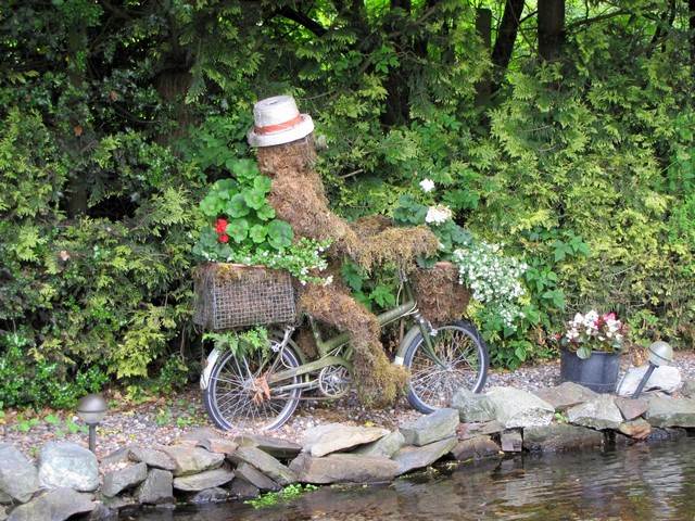 Gartendeko altes Fahrrad phantasievoll dekorieren Ideen Upcycling
