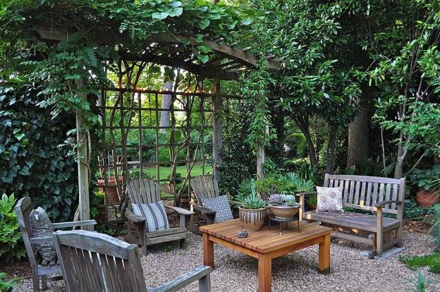 Gartengestaltung-Gartenplanung-Sitzbereich-Holzpergola-Kletterpflanzen-Laube