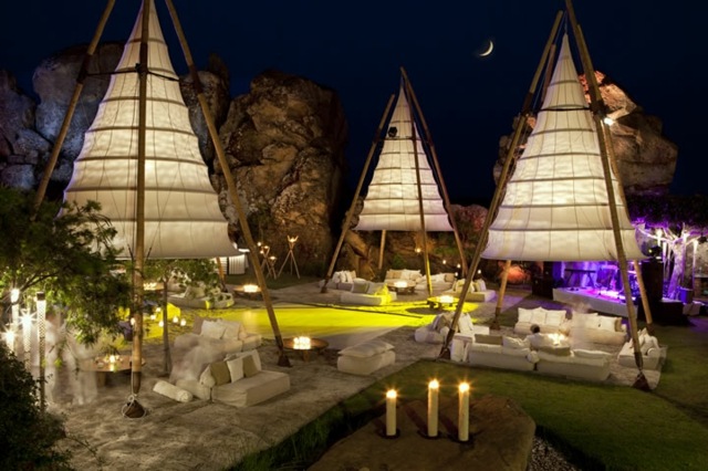 Gartenidee-für-Party-im-Freien-Bambus-Holz-Pyramidenform-als-Zelt