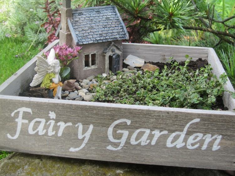 Gartenideen für kleine Gärten holzkiste-haus-feen