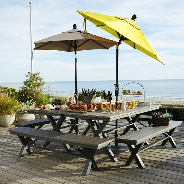 Sitzbänke Sonnenschirme gelb grau Terrasse Küstenhaus