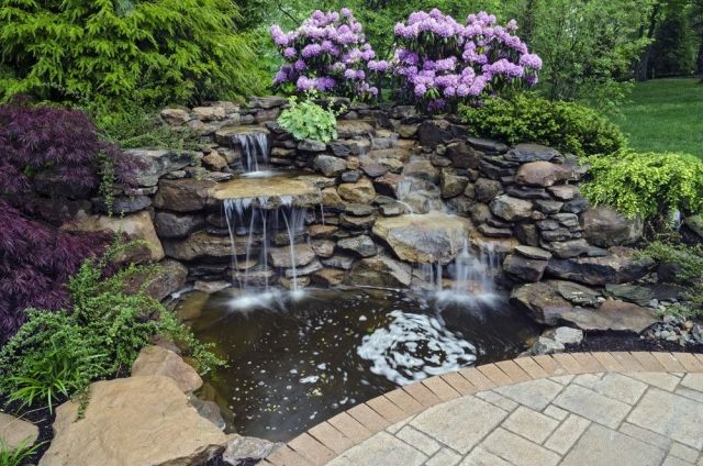 Gartenwege-Bauweise-Klinker-Einfassung-Terrassenrand-Wasserfall-künstlich