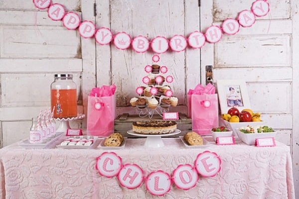 Geburtstagsfeier-Themenparty-Mädchen-Prinzessin-pink-Tischdecke-Buchstabenketten