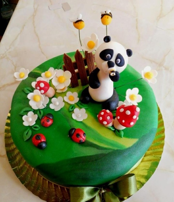 Geburtstagstorte-Pandabär-mit-Blumenwiese-Bienen-und-Pilze
