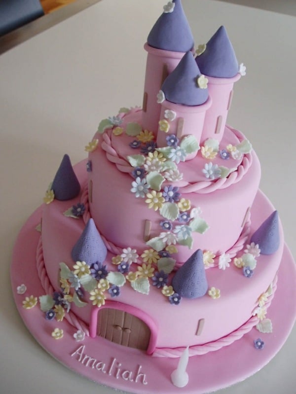 Geburtstagstorte-in-Pink-und-Rosa-mit-Figuren-aus-Schloss-und-Türmen