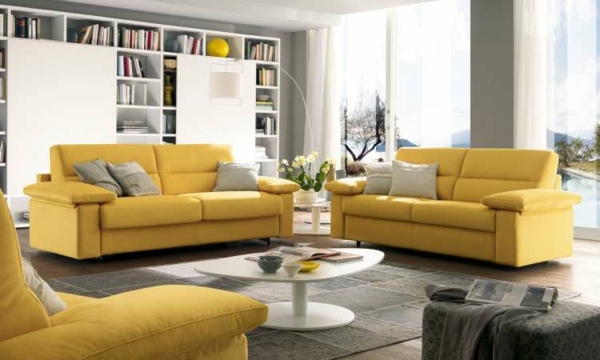 Gelbe-Polstermöbel-modernes-Wohnzimmer-mit-Wand-aus-Glas