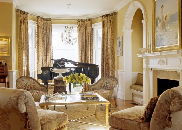 Geschmackvolles-ambiente-wohnzimmer-klassische-möbel-charmante-deko-klavier-vorhänge