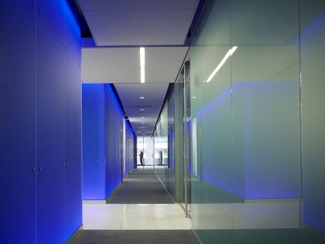 Glas-wesentlicher-Bestandteil-von-Wohnungen-Büros-blaue-trennwände-farbglas