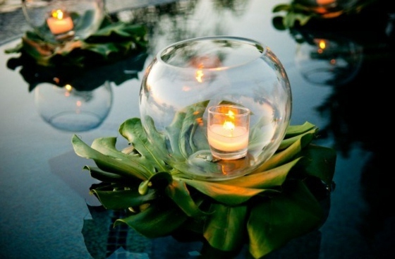 Glasschale-mit-Kerze-schwimmende-Blumen