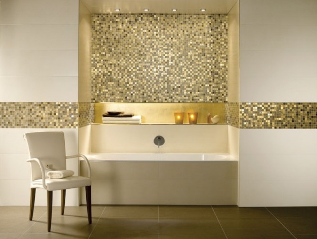 Gold-Mosaik-Fliesengestaltung-im-Badezimmer-Wohnraumfarben-entlang-der-Duschgarnitur