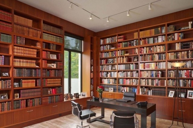 Haus-Bibliothek-mit-kostbaren-Holzregalen-Ideen-für-hemisches-Kabinett-einrichten