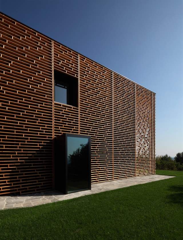 Haus-Fassaden-mit-durchscheinenden-Holzwerkstoffplatten-eigenständige-Ästhetik