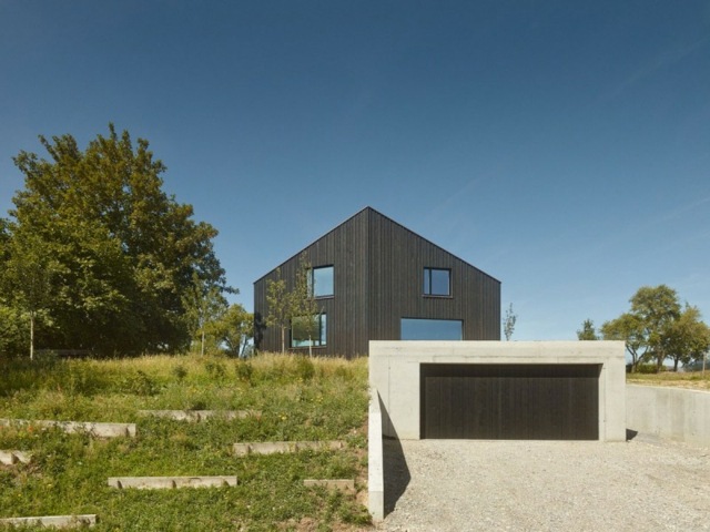 Haus-mit-Garage-in-asymmetrischer-Form