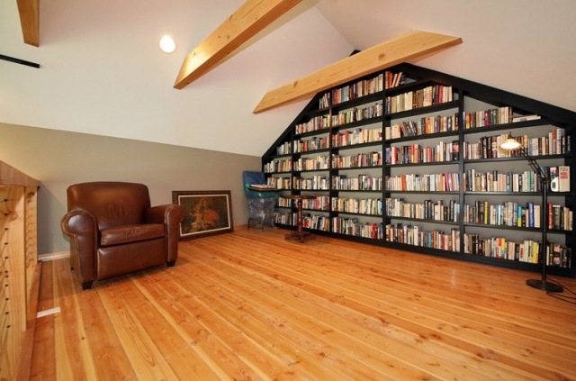 Hausbibliothek-Bücherregale-Design-Dachwohnung-Satteldach-optimale-nutzung